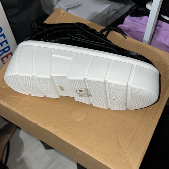 Shoes - Picture 4 of 7